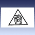 nálepek z růžové až cihlově zabarvené porcelánové hmoty - žalud s písmenem E, okolo text ROYAL DUX BOHEMIA v trojúhelníku nálepek z růžové až cihlově zabarvené porcelánové hmoty - žalud s písmenem E, okolo text ROYAL DUX BOHEMIA v trojúhelníku