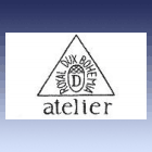 razítko - žalud s písmenem D, okolo text ROYAL DUX BOHEMIA v trojúhelníku, pod ním text: atelier razítko - žalud s písmenem D, okolo text ROYAL DUX BOHEMIA v trojúhelníku, pod ním text: atelier